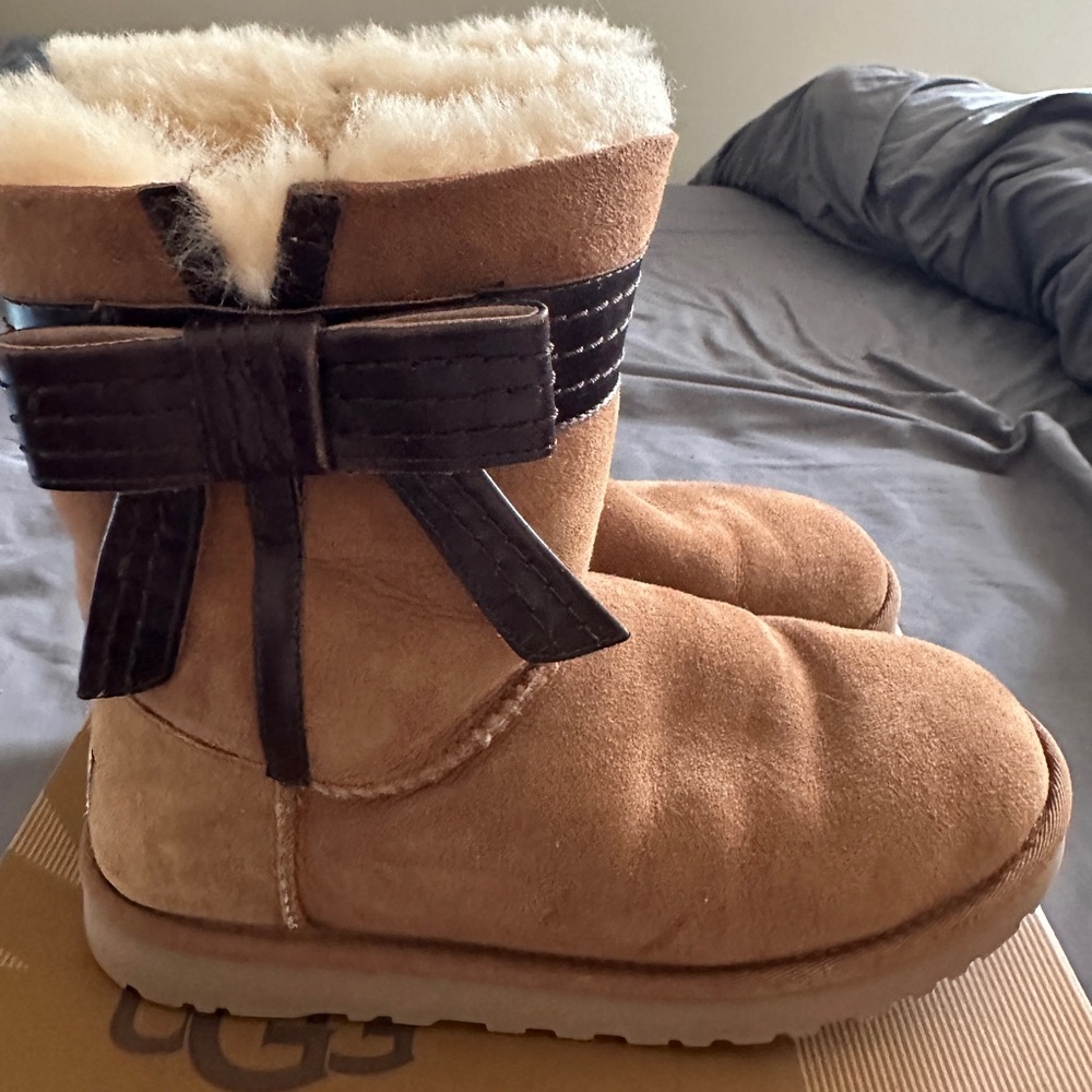 UGG W Josette Tan Boots with Bow